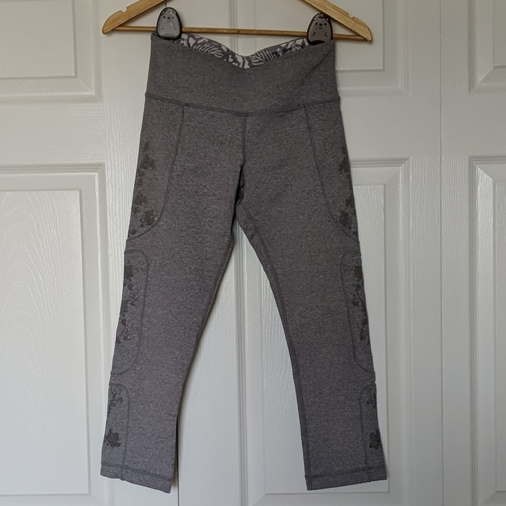 Lululemon Hold Me Close Crop Size 6 Silicone Grip - Picture 2 of 8